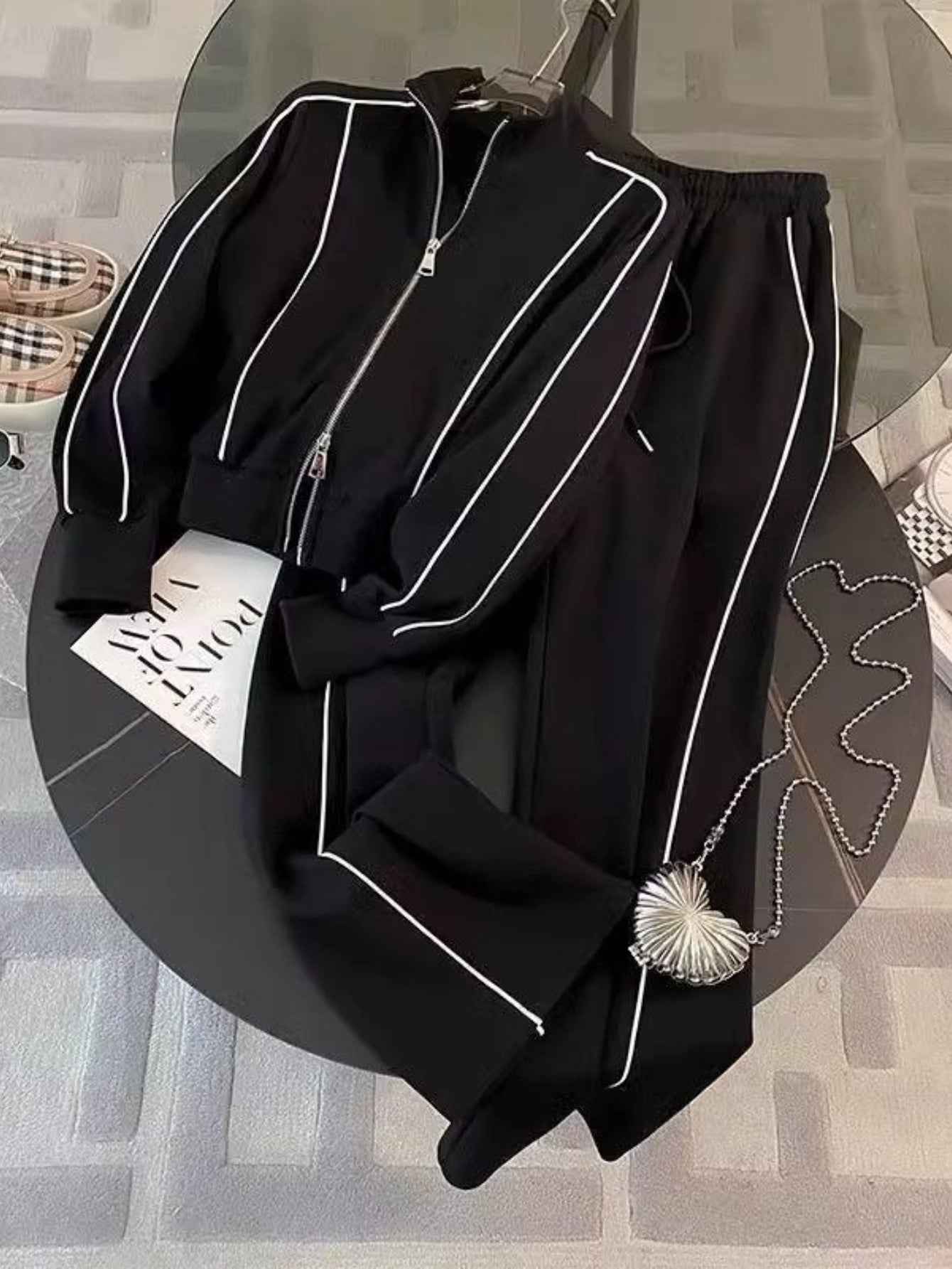 In 2026, it was matched with -padded jacket suit, street bombing leisure s suit, and Women's spring and autumn fashion age-reducing cardigan, zipper sweater and wide-leg pants.