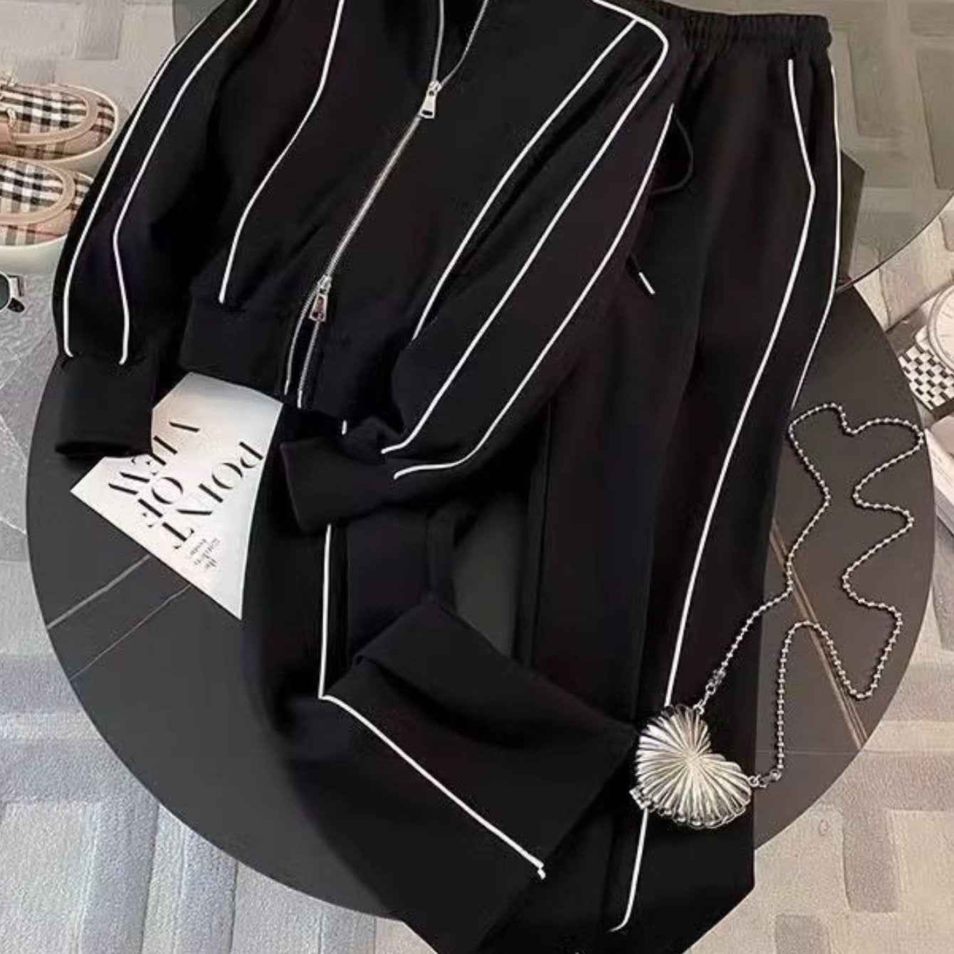 In 2026, it was matched with -padded jacket suit, street bombing leisure s suit, and Women's spring and autumn fashion age-reducing cardigan, zipper sweater and wide-leg pants.