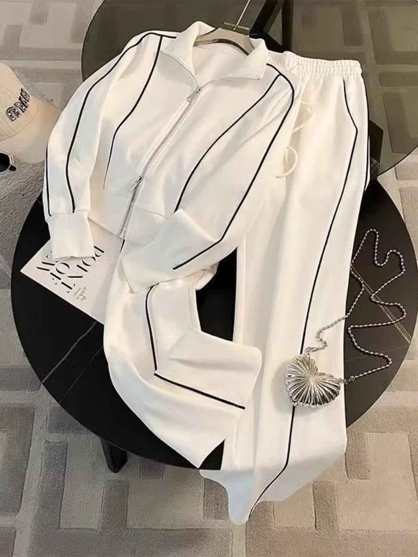 In 2026, it was matched with -padded jacket suit, street bombing leisure s suit, and Women's spring and autumn fashion age-reducing cardigan, zipper sweater and wide-leg pants.